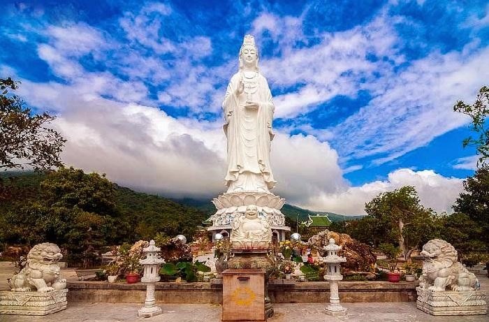 Chùa Linh Ứng có tượng phật Quan âm cao nhất Việt Nam với lưng tựa vào núi Sơn Trà vững chãi