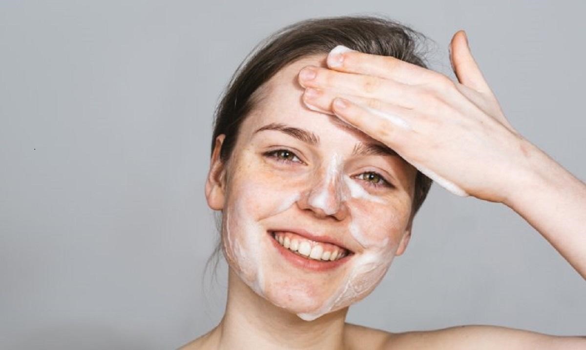 Trong các bước skincare da dầu mụn, rửa mặt và làm sạch da luôn được đánh giá là cần lưu ý